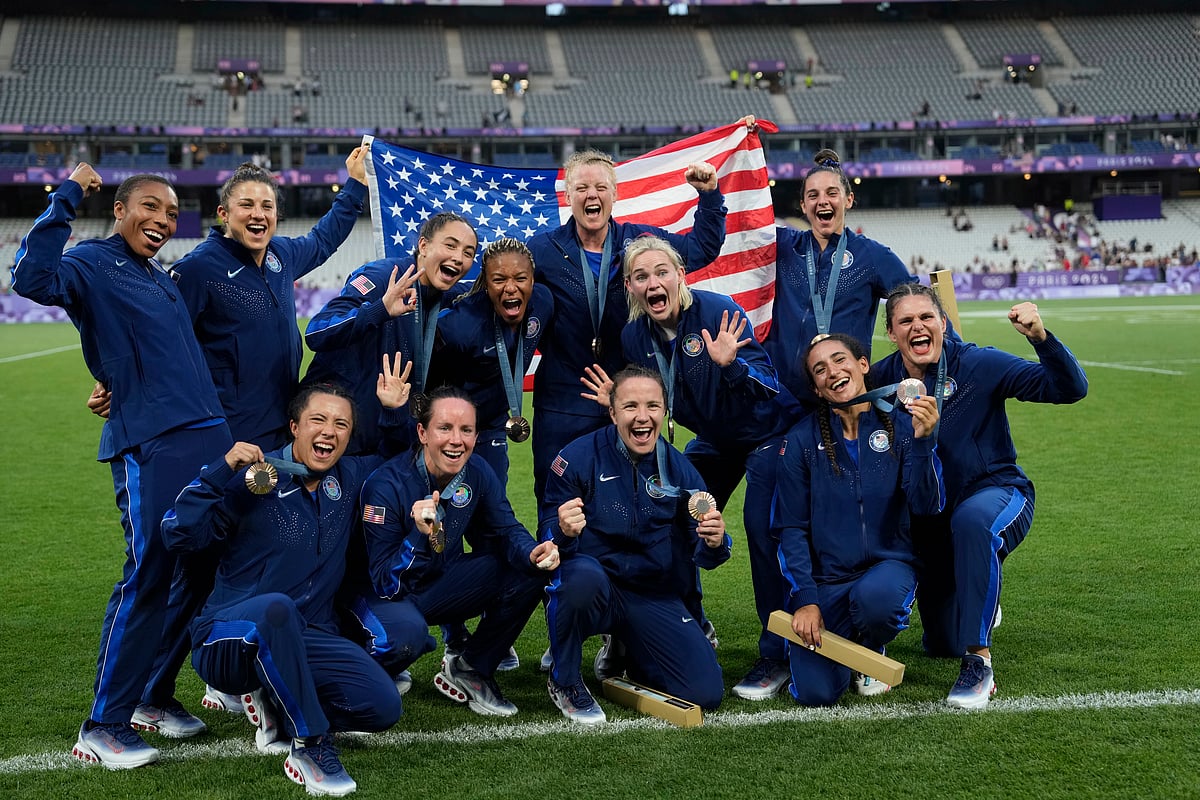  (AP Photo/Vadim Ghirda) : Members of the United States Rugby Sevens team pose for the media with their bronze medals after the medals ceremony at the 2024 Summer Olympics, in the Stade de France, in Saint-Denis, France, Tuesday, July 30, 2024.